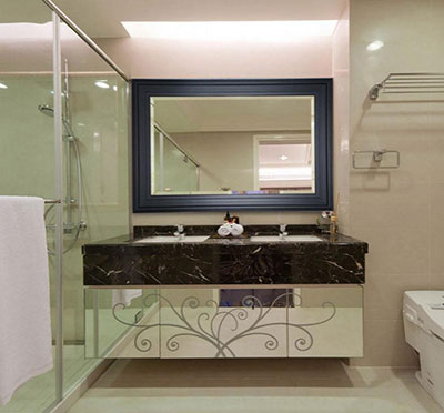 Espejo redondo con marco de madera para baño